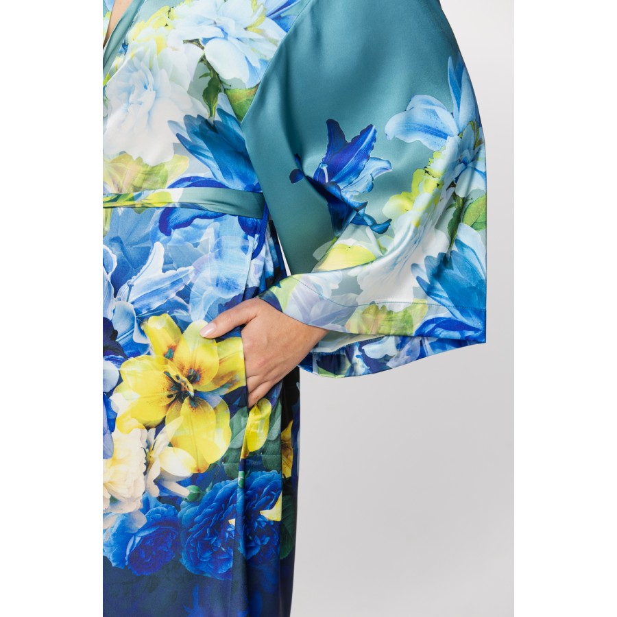 Elegant knee-length satin dressing gown with a floral print in shades of blue and yellow