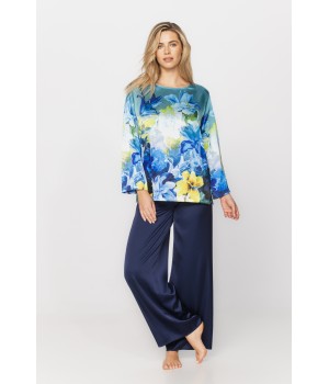 Loungewear outfit/pyjamas composed of a printed top and wide, loose-fitting navy blue bottoms