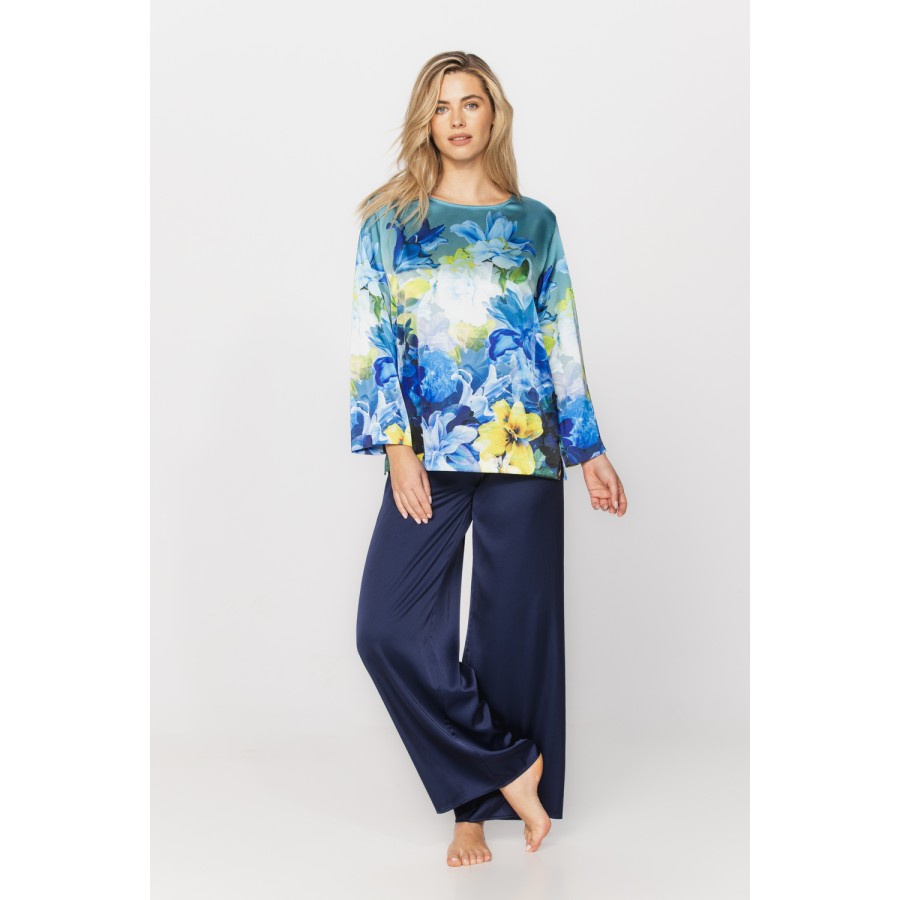 Loungewear outfit/pyjamas composed of a printed top and wide, loose-fitting navy blue bottoms