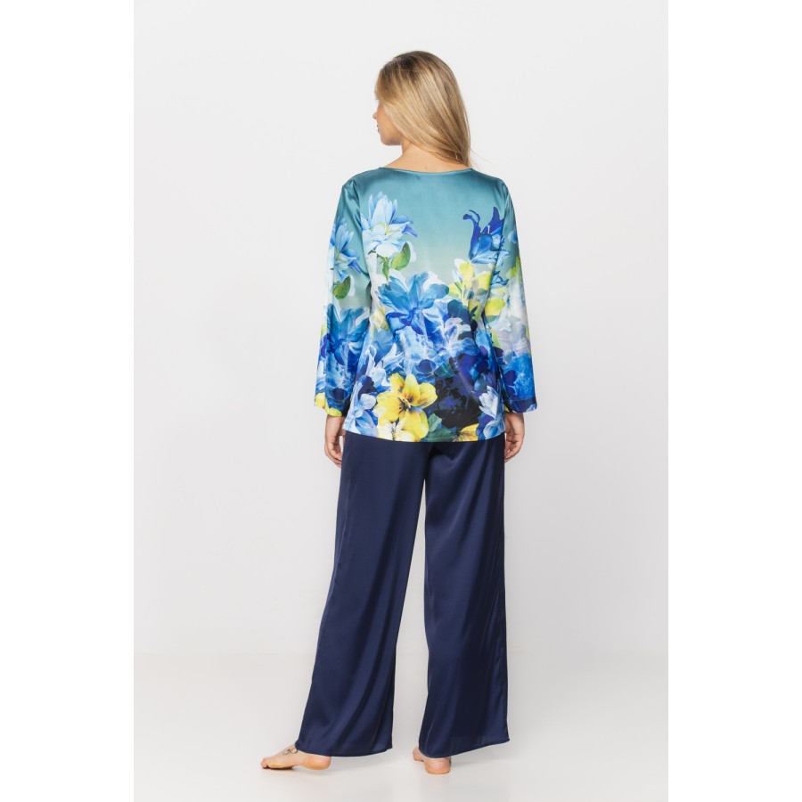 Loungewear outfit/pyjamas composed of a printed top and wide, loose-fitting navy blue bottoms