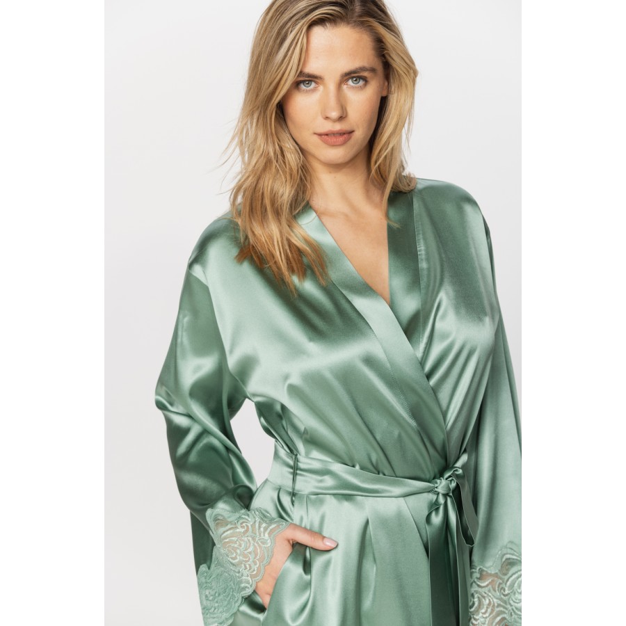 Gorgeous, little long-sleeved dressing gown in silk and lace