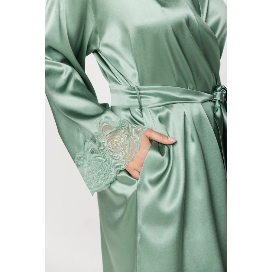 Gorgeous, little long-sleeved dressing gown in silk and lace