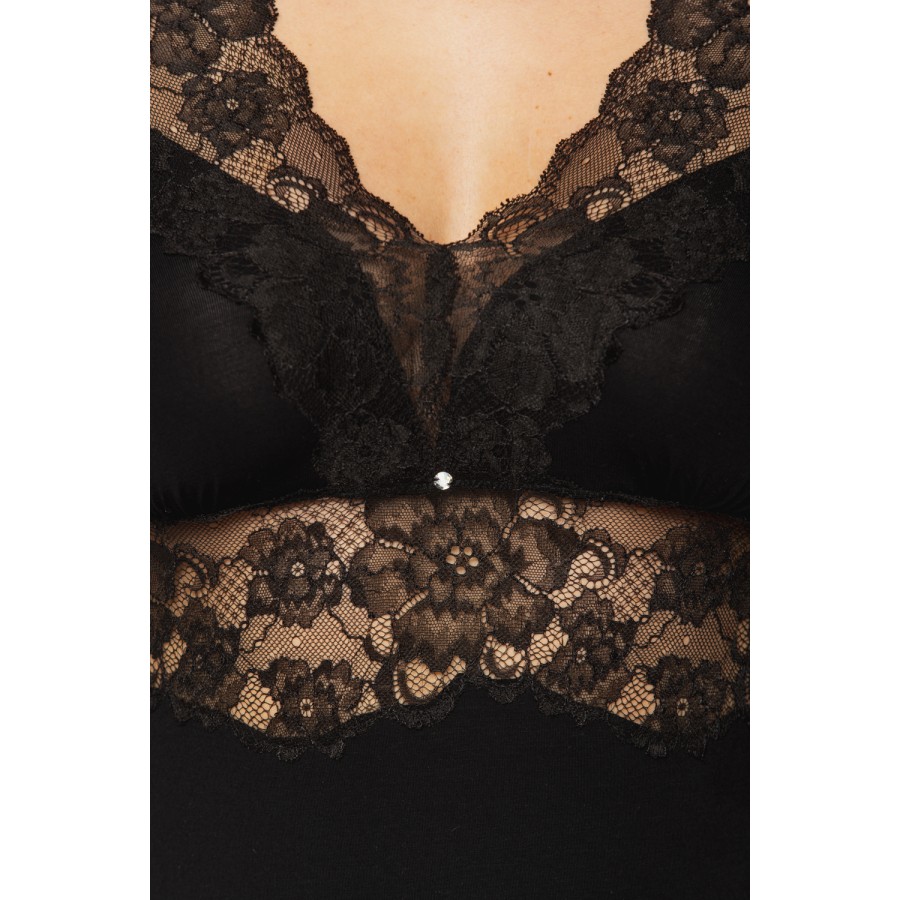 Longue chemise de nuit très glamour en micromodal et dentelle noire, manches courtes