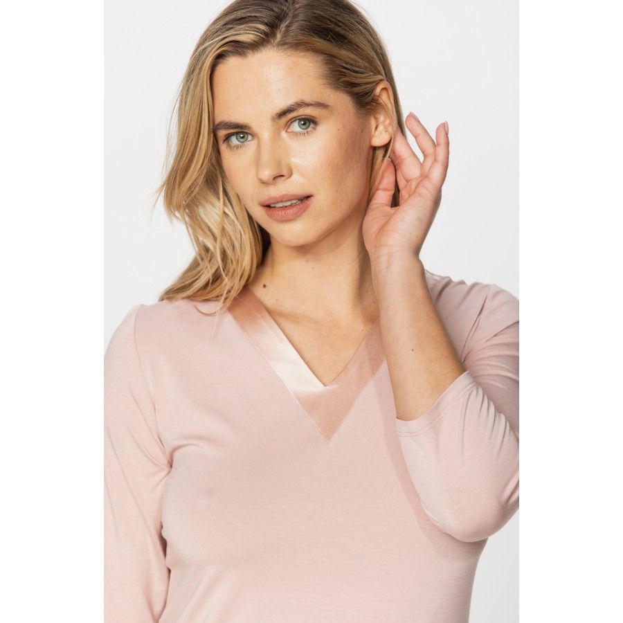 Elegantes Nachthemd aus Micromodal im Tunika-Stil mit V-Ausschnitt mit Seidenbesatz