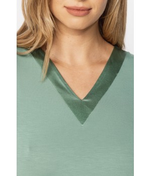 Elegant tunic-style nightshirt with V-neckline adorned with silk