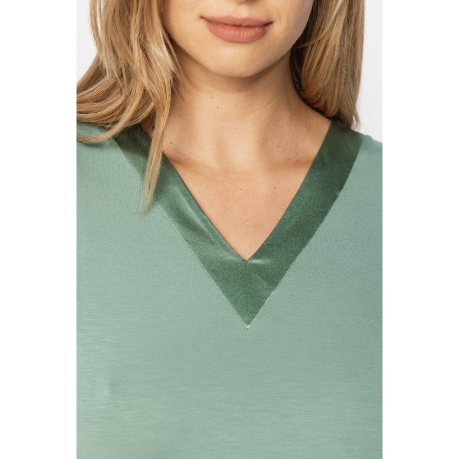 Elegant tunic-style nightshirt with V-neckline adorned with silk