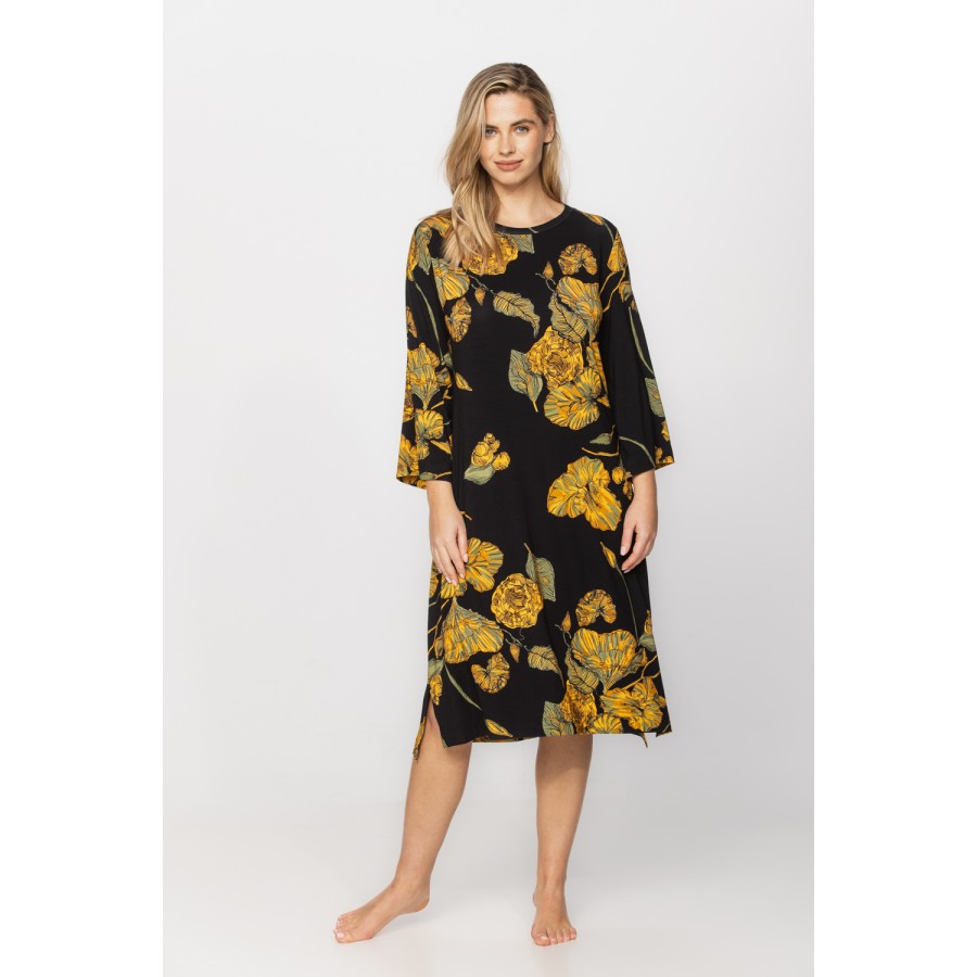 Loose-fitting micromodal nightshirt with three-quarter-length sleeves and a ginkgo leaf print on a black background