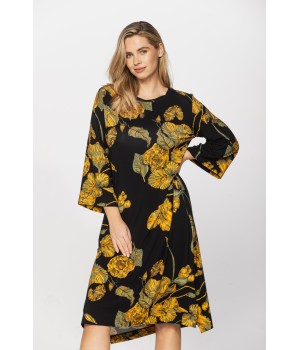 Loose-fitting micromodal nightshirt with three-quarter-length sleeves and a ginkgo leaf print on a black background