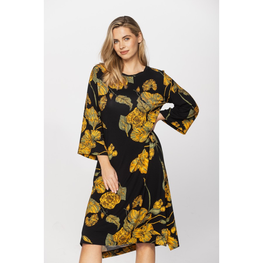 Loose-fitting micromodal nightshirt with three-quarter-length sleeves and a ginkgo leaf print on a black background