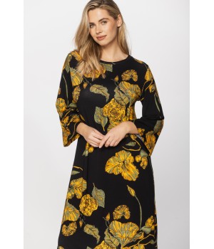 Loose-fitting micromodal nightshirt with three-quarter-length sleeves and a ginkgo leaf print on a black background