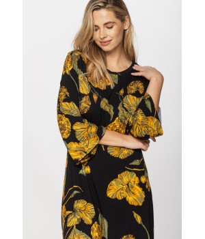 Loose-fitting micromodal nightshirt with three-quarter-length sleeves and a ginkgo leaf print on a black background