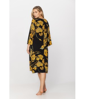 Loose-fitting micromodal nightshirt with three-quarter-length sleeves and a ginkgo leaf print on a black background