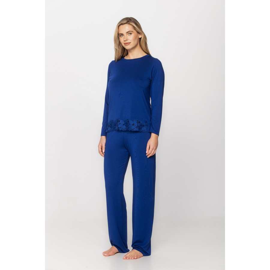 Ensemble pyjama en micromodal et dentelle bleu cobalt, haut tee-shirt long, pantalon droit