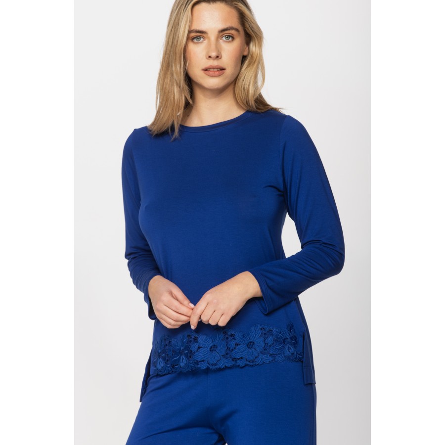 Ensemble pyjama en micromodal et dentelle bleu cobalt, haut tee-shirt long, pantalon droit