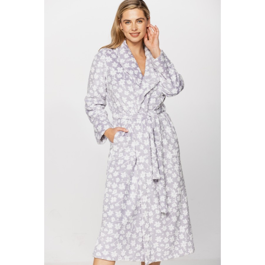 Gorgeous long bathrobe with shawl collar in warm velvet, printed with small flowers on a grey background