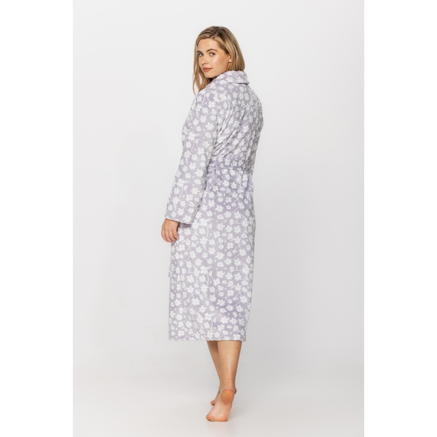 Gorgeous long bathrobe with shawl collar in warm velvet, printed with small flowers on a grey background