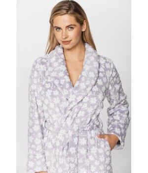 Gorgeous long bathrobe with shawl collar in warm velvet, printed with small flowers on a grey background