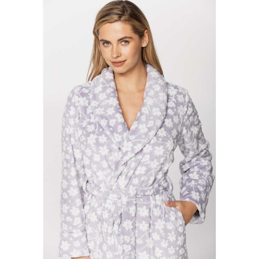 Gorgeous long bathrobe with shawl collar in warm velvet, printed with small flowers on a grey background