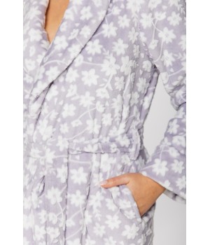 Gorgeous long bathrobe with shawl collar in warm velvet, printed with small flowers on a grey background