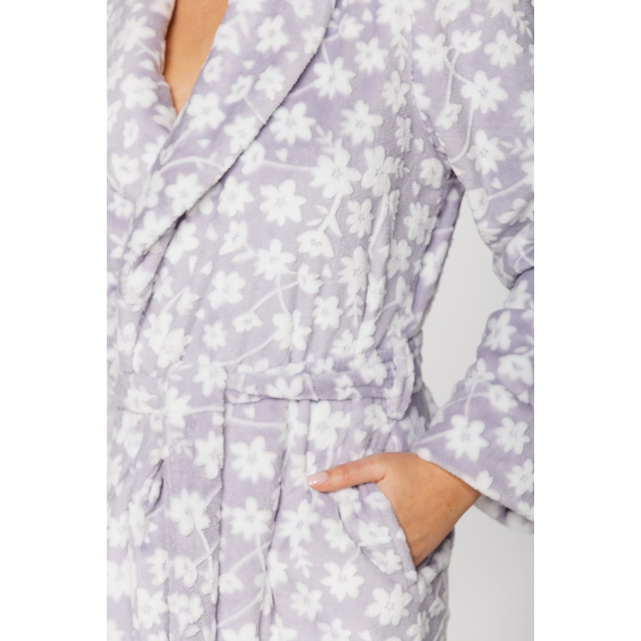 Gorgeous long bathrobe with shawl collar in warm velvet, printed with small flowers on a grey background