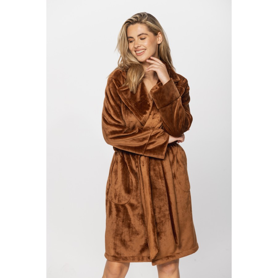 Gorgeous little knee-length dressing gown with a double-breasted collar in soft velvet