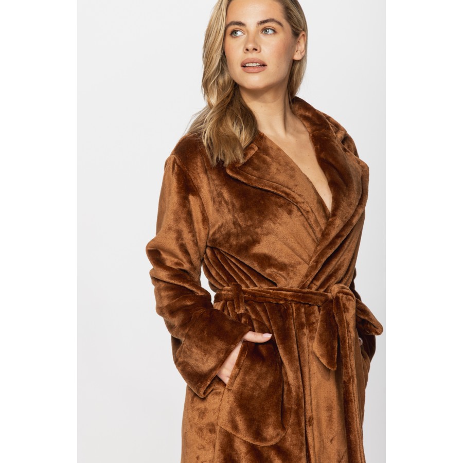 Gorgeous little knee-length dressing gown with a double-breasted collar in soft velvet