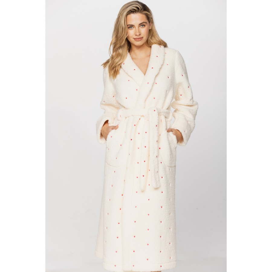 Long bathrobe in soft velvet, printed with little pink hearts on a cream background