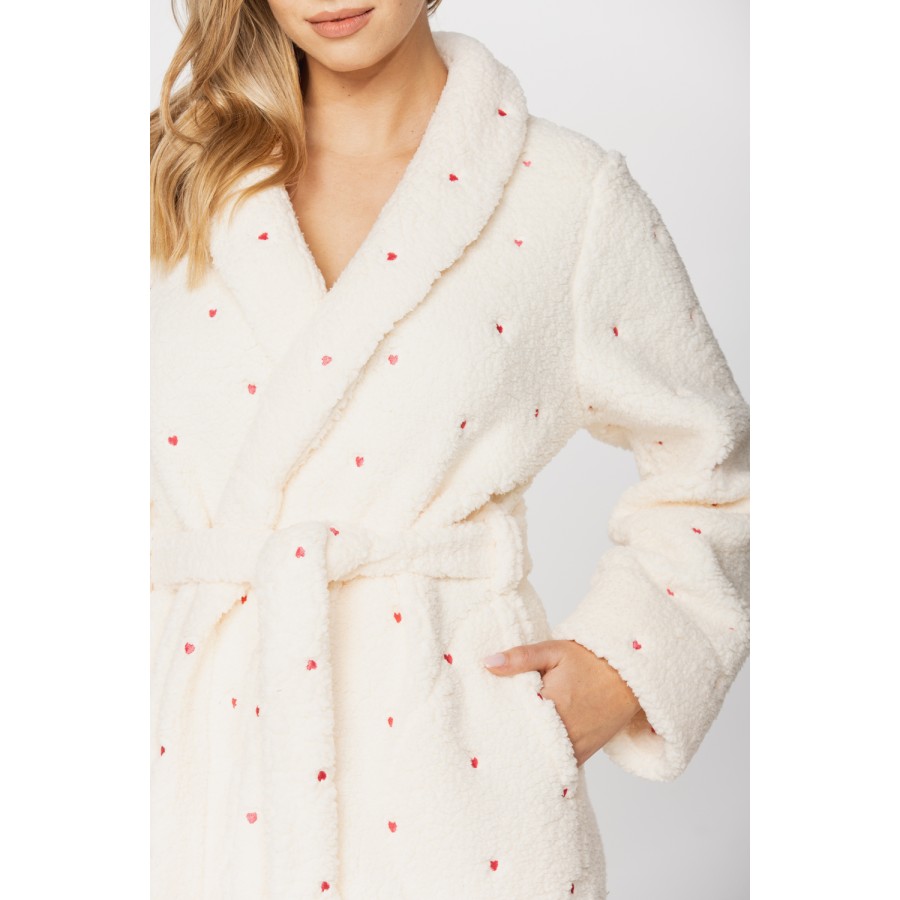 Long bathrobe in soft velvet, printed with little pink hearts on a cream background