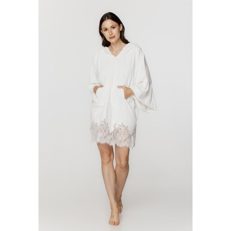 Poncho femme en coton et polyester blanc, poche kangourou, capuche et dentelle Poncho femme en coton et polyester blanc, poche kangourou, capuche et dentelle