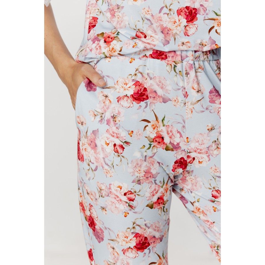 Für Damen: Zweiteiliger Pyjama aus Micromodal mit Blumenprint auf hellblauem Grund, kurze Ärmel