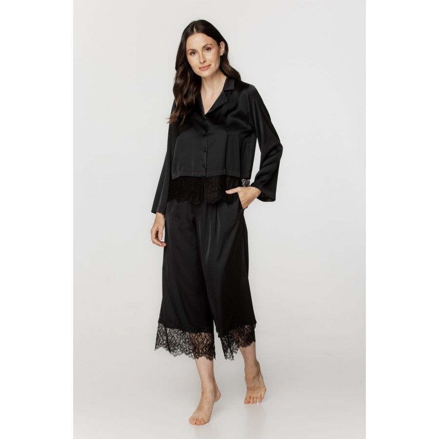 Ensemble pyjama femme en satin doux et dentelle noire, pantalon ¾ Ensemble pyjama femme en satin doux et dentelle noire, pantalon ¾