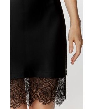 Für Damen: Sexy Negligé aus weichem schwarzem Satin und schwarzer Spitze mit gekreuzten Spaghettiträgern und freiem Rücken