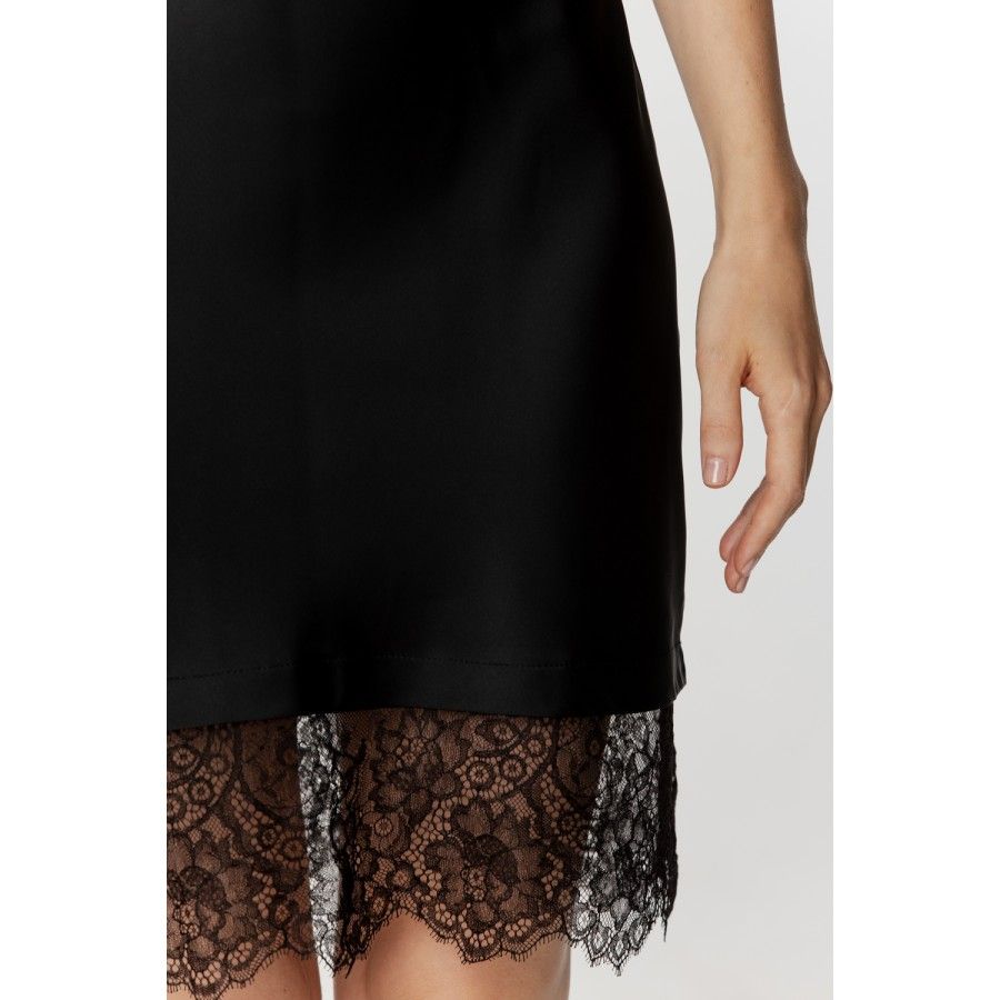 Nuisette femme sexy en satin doux et dentelle noire, fines bretelles et dos nu