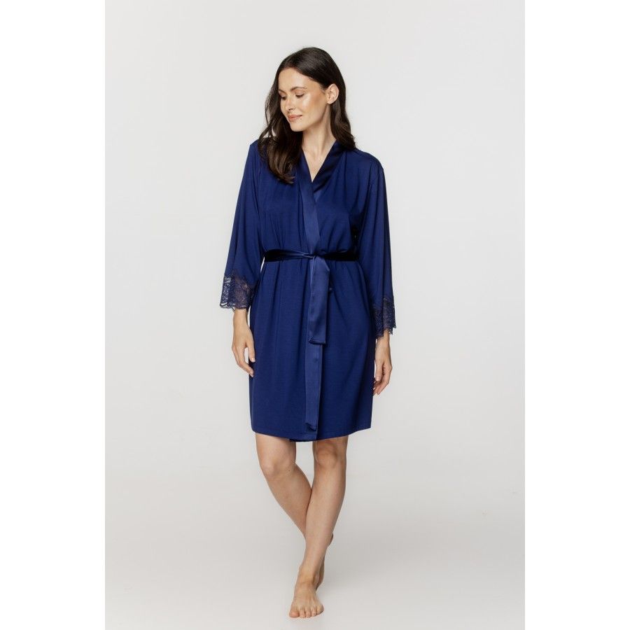 Für Damen: Kurzer Kimono aus Micromodal und Spitze in Nachtblau, Taillengürtel aus Seide
