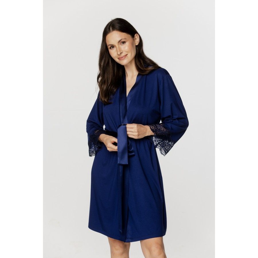 Für Damen: Kurzer Kimono aus Micromodal und Spitze in Nachtblau, Taillengürtel aus Seide