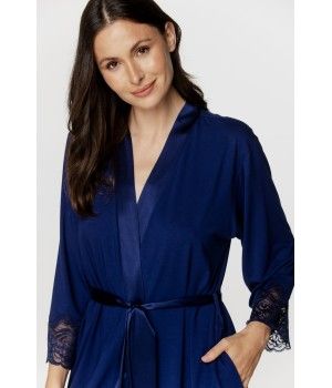 Für Damen: Kurzer Kimono aus Micromodal und Spitze in Nachtblau, Taillengürtel aus Seide