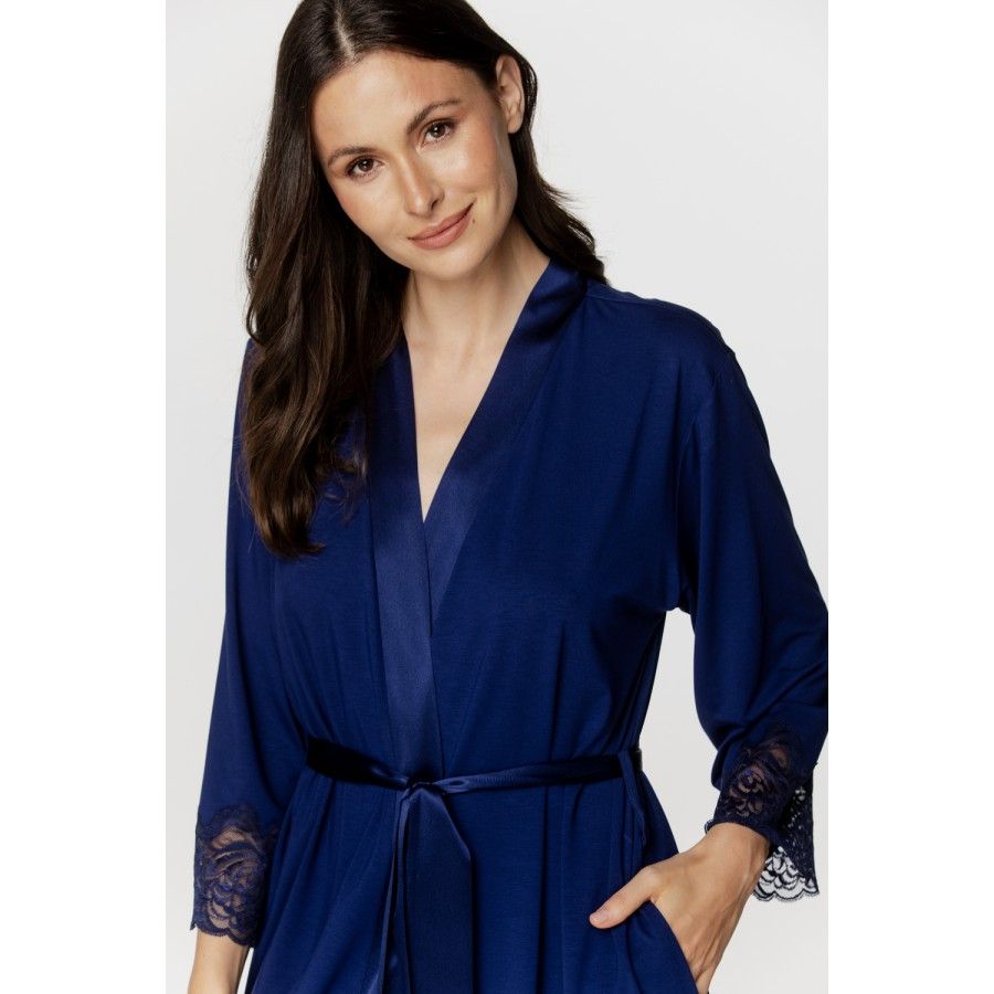 Für Damen: Kurzer Kimono aus Micromodal und Spitze in Nachtblau, Taillengürtel aus Seide