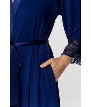 Für Damen: Kurzer Kimono aus Micromodal und Spitze in Nachtblau, Taillengürtel aus Seide