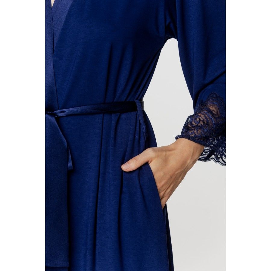 Für Damen: Kurzer Kimono aus Micromodal und Spitze in Nachtblau, Taillengürtel aus Seide