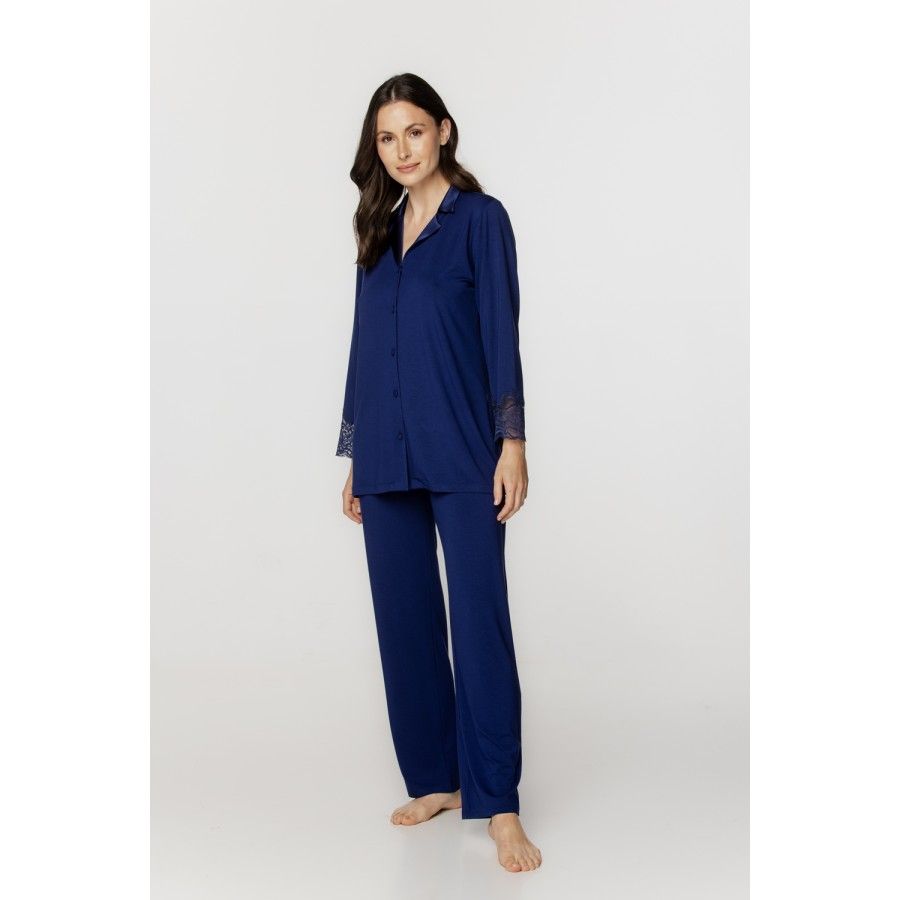 Ensemble pyjama femme en micromodal et elasthanne, encolure en soie bleu nuit Ensemble pyjama femme en micromodal et elasthanne, encolure en soie bleu nuit