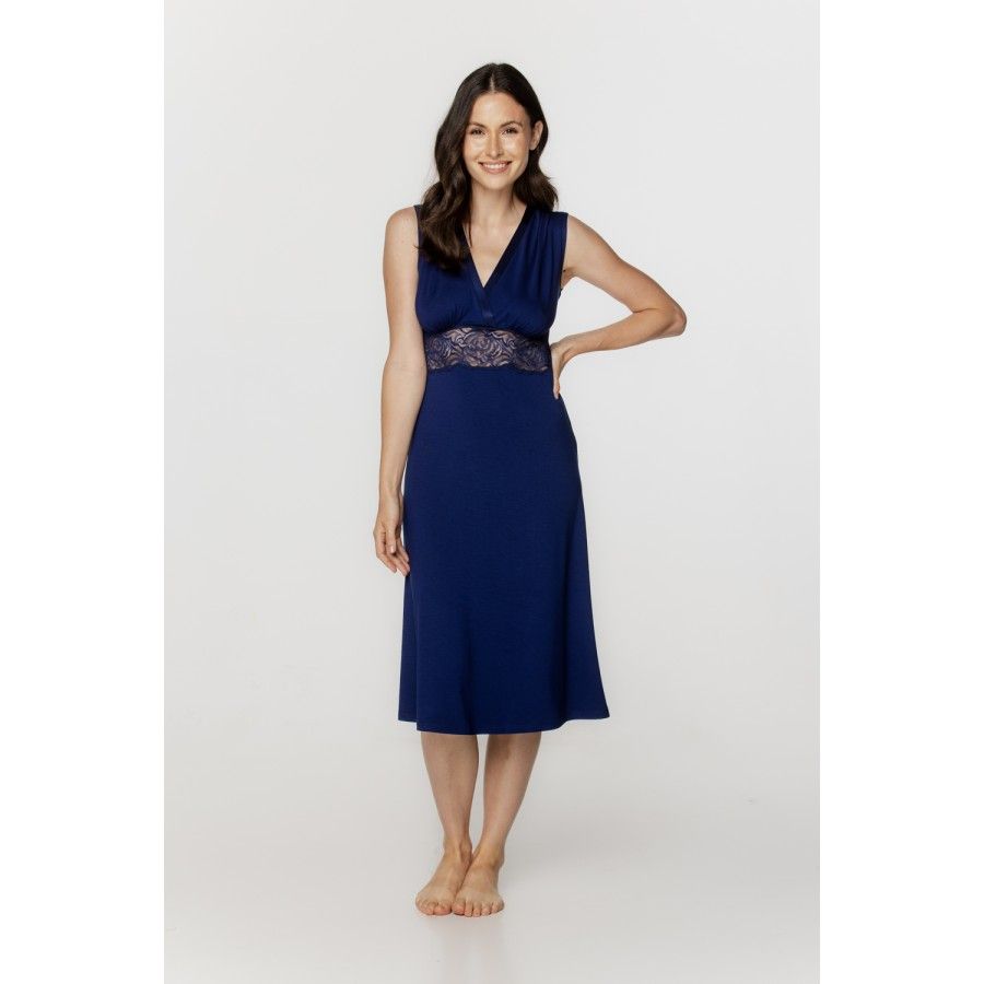 Chemise de nuit femme en micromodal et dentelle bleu nuit, larges bretelles et décolleté en V Chemise de nuit femme en micromodal et dentelle bleu nuit, larges bretelles et décolleté en V