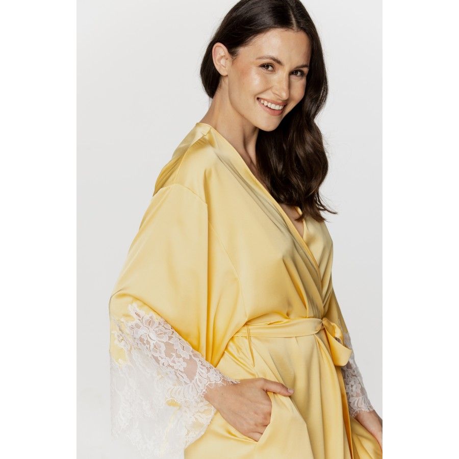 Déshabillé femme court en satin jaune tendre et dentelle