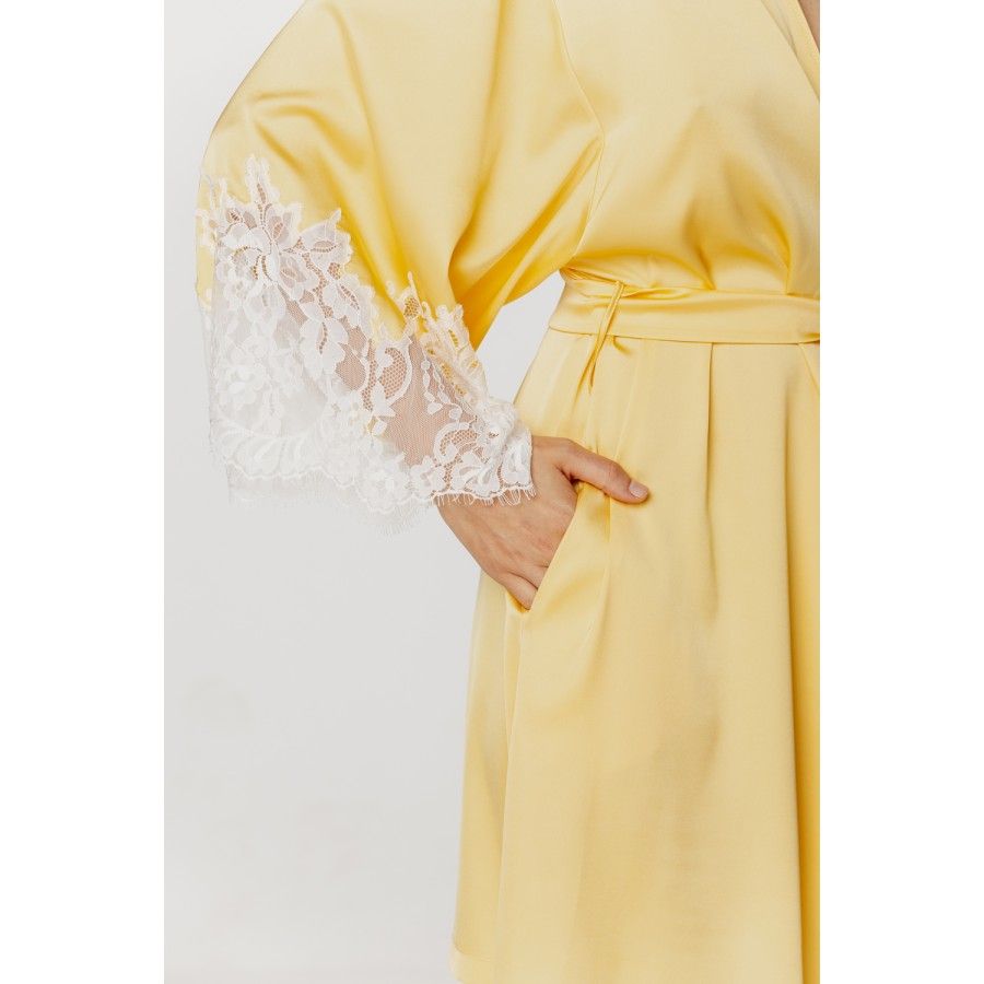 Ladies short dressing gown in chick-yellow satin and lace