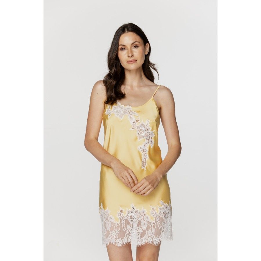 Nuisette femme en satin jaune poussin, dentelle blanche et fines bretelles