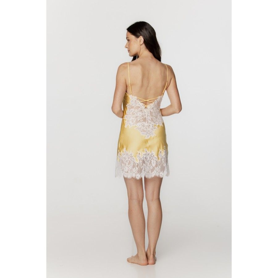 Nuisette femme en satin jaune poussin, dentelle blanche et fines bretelles