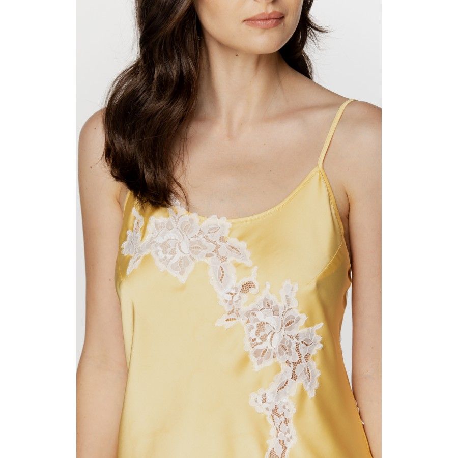 Nuisette femme en satin jaune poussin, dentelle blanche et fines bretelles