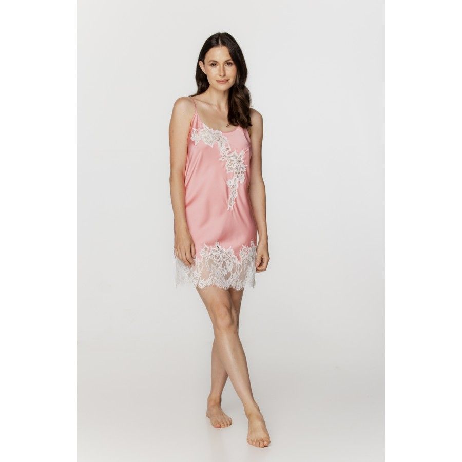 Nuisette femme en satin rose tendre, dentelle blanche et fines bretelles Nuisette femme en satin rose tendre, dentelle blanche et fines bretelles