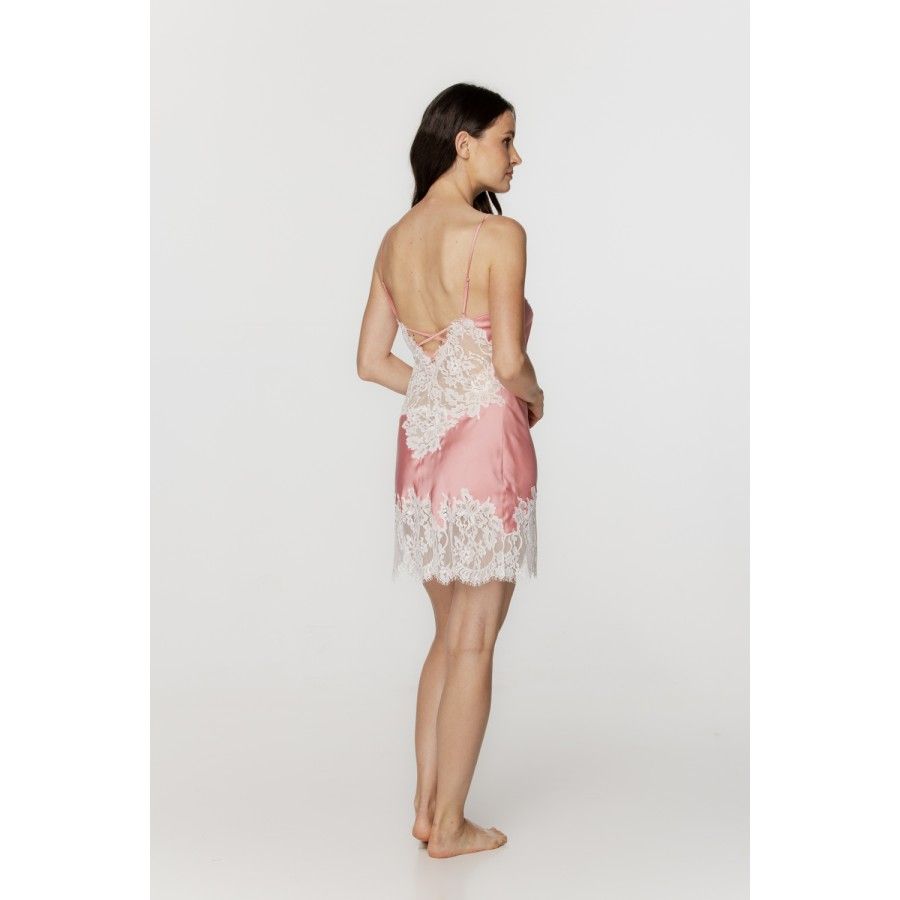 Nuisette femme en satin rose tendre, dentelle blanche et fines bretelles