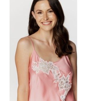 Nuisette femme en satin rose tendre, dentelle blanche et fines bretelles
