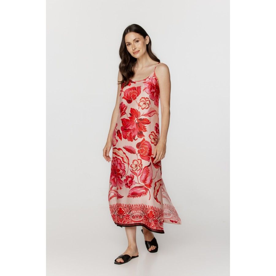 Longue chemise de nuit en viscose, imprimé fleuri tons de rouge, fines bretelles.